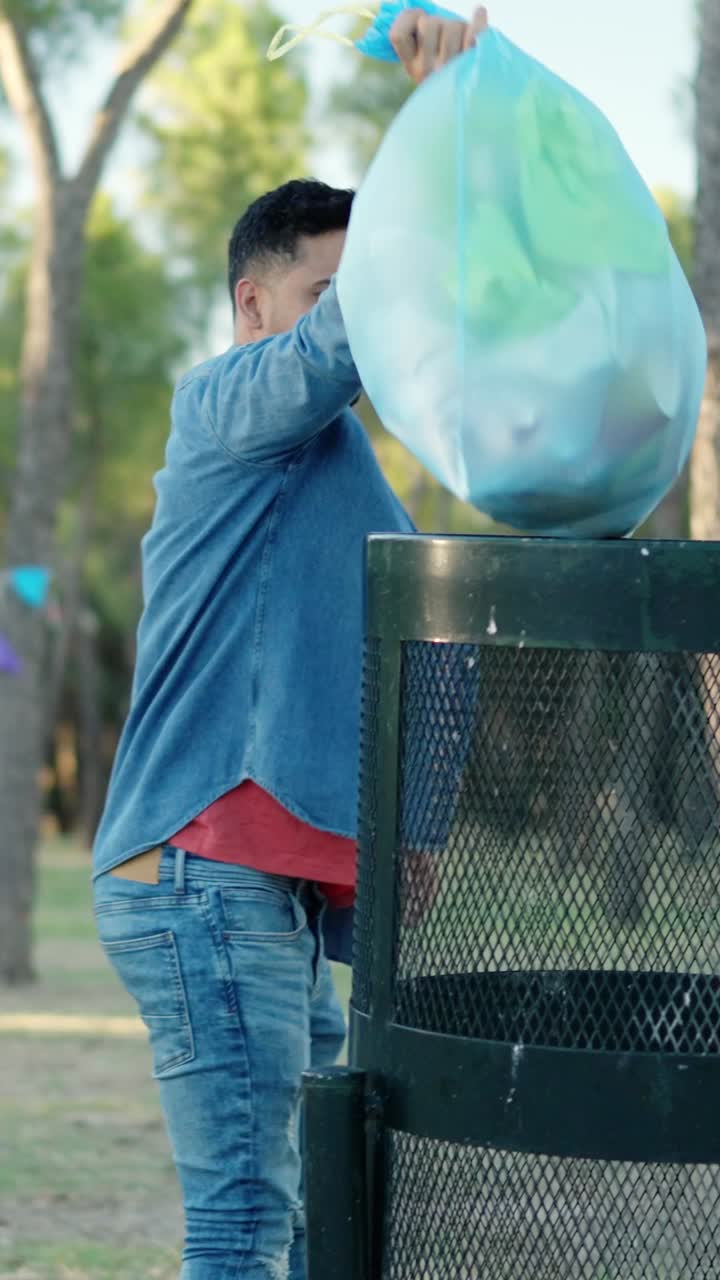Uomo che getta la spazzatura in un parco