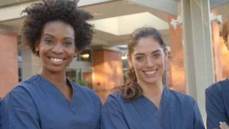 retrato del equipo médico fuera del hospital filmado en r3d