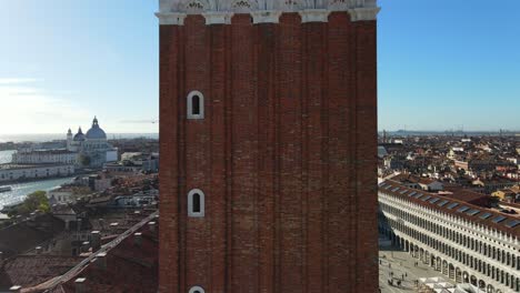 Vista-Aérea-De-La-Ciudad-De-Venecia-Y-El-Campanario-De-La-Basílica.