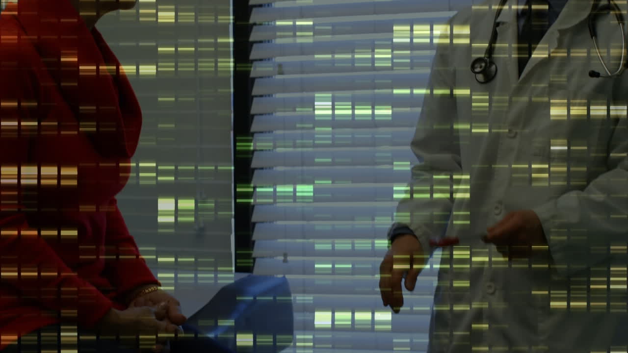 animación del procesamiento de datos sobre médico masculino con paciente mayor