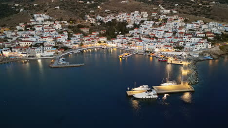 Vista-Aérea-Al-Atardecer-De-Batsi,-Un-Pueblo-Tradicional-En-La-Isla-De-Andros,-Cyclades,-Grecia