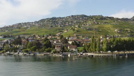 órbita-Aérea-Sobre-El-Lago-Léman-Frente-A-Cully,-Lavaux---Suiza