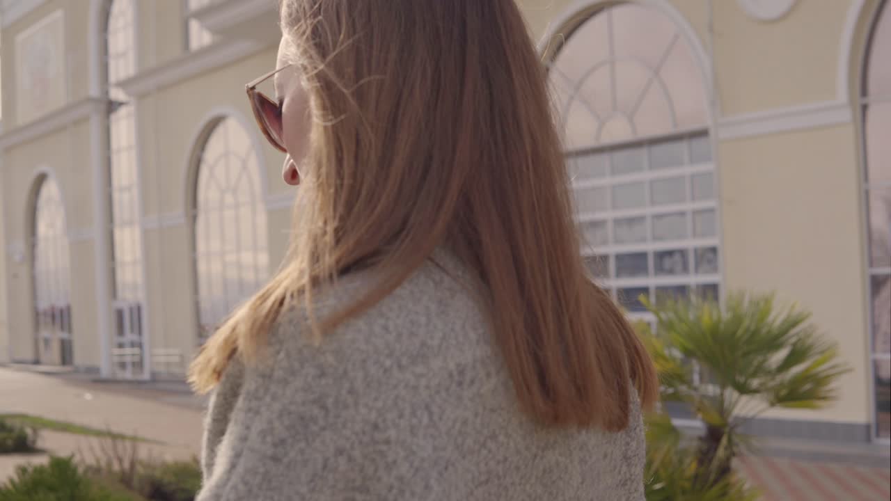 건물 앞에서 고 있는 여자