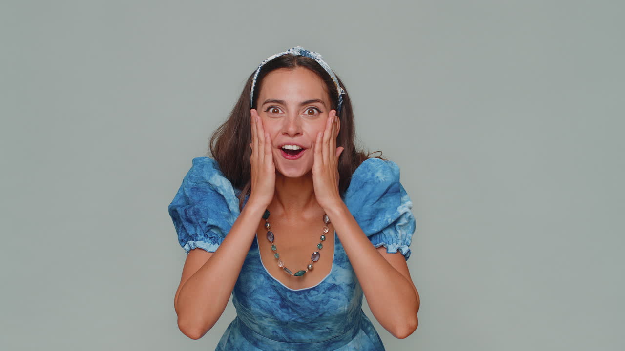 mujer emocionada asombrada conmocionada por la victoria repentina juego ganador, logro de metas de lotería, buenas noticias, wow