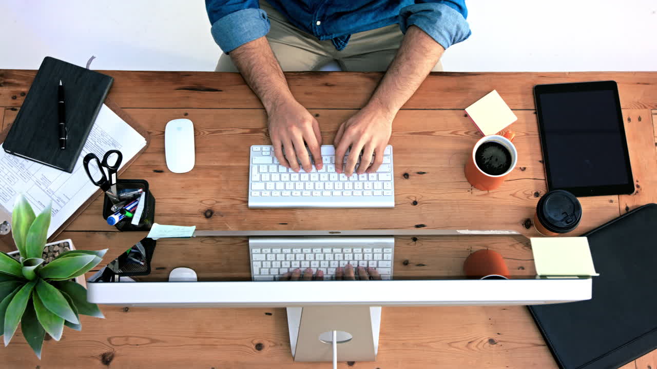 dando su cien por ciento para el trabajo