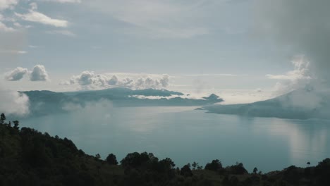 無人機從空中拍攝, 飛行在樹木之上, 揭示瓜地馬拉的藍湖阿蒂特蘭