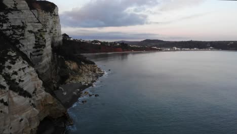 Toma-Aérea-De-4k-Sobre-El-Mar-Junto-A-Los-Increíbles-Acantilados-De-Beer-England-En-El-Reino-Unido