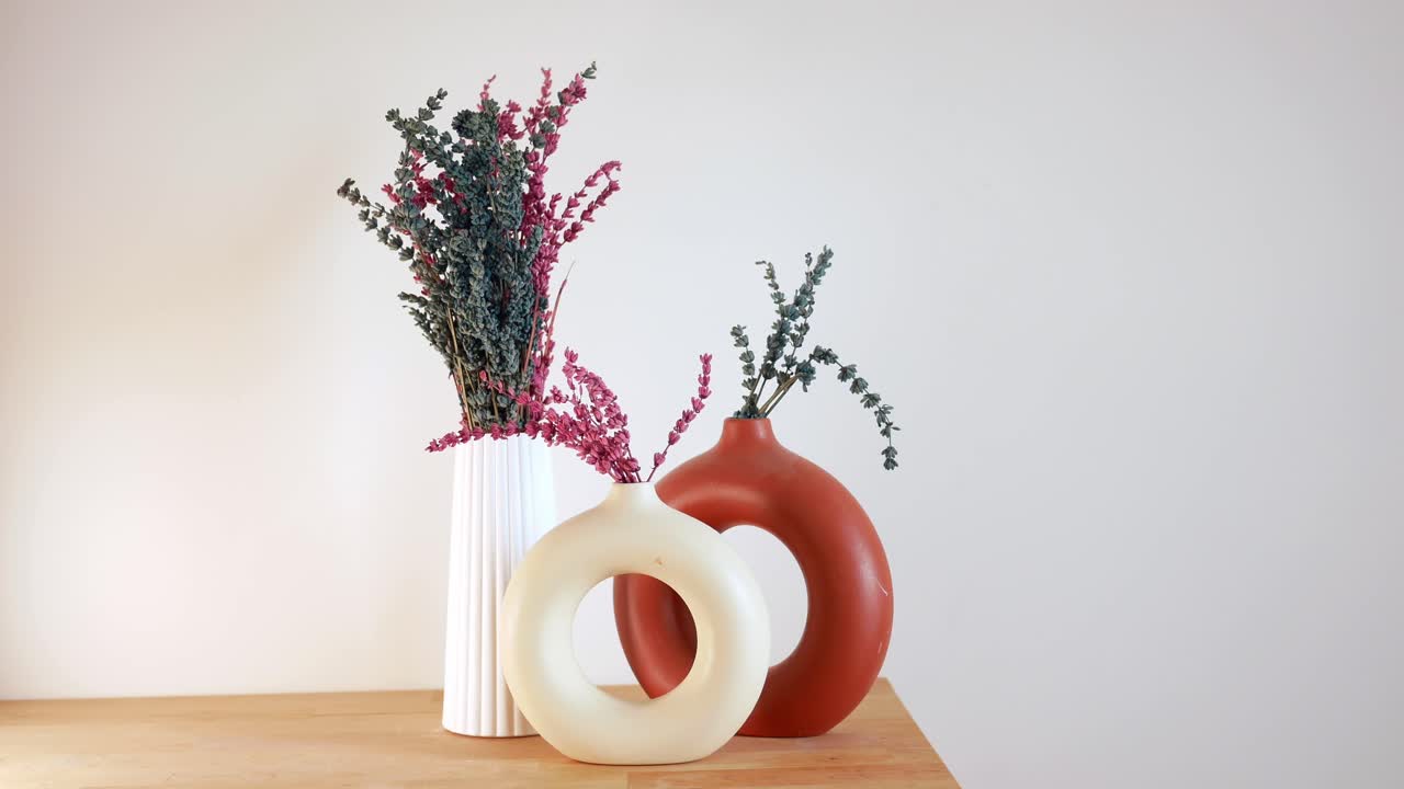 flores secas en jarrones modernos