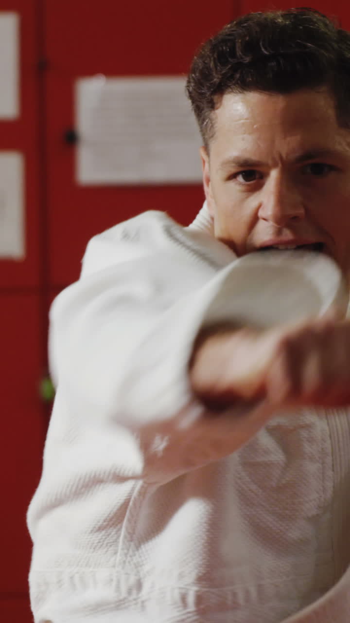 카라테를 연습하는 남자