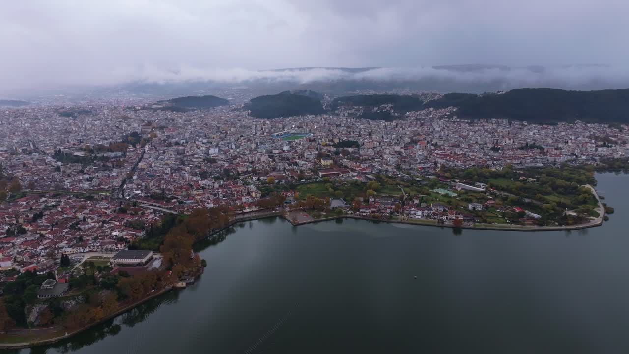 Yanya'nın eski kentinde kıvrımlı sokaklar ve göl manzaraları, Yunanistan