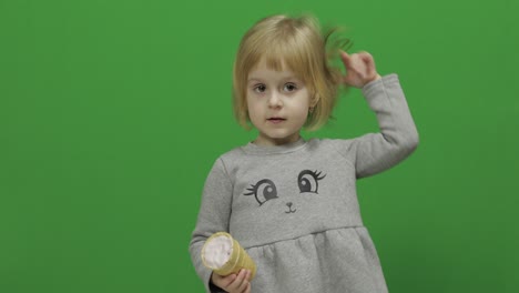niña come helado en una pantalla verde, llave de croma