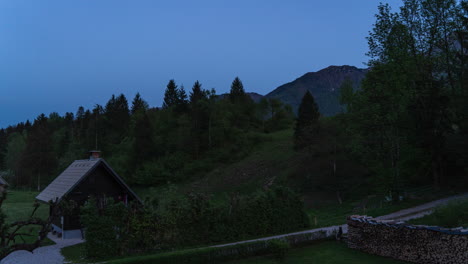 lapso de tiempo de la noche cayendo en un pequeño pueblo de montaña bohinj eslovenia europa