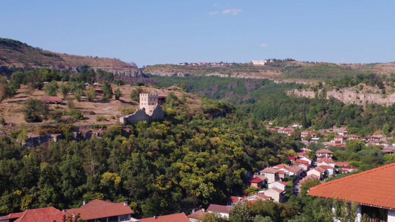 Suggestiva vista panoramica su Veliko Tarnovo che mostra la città storica, i tetti e le circostanti colline verdi della Bulgaria