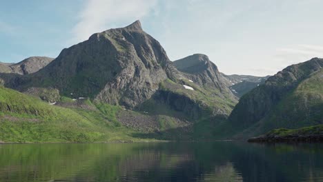 Cordillera-Rocosa-Junto-Al-Lago-Pacífico-Durante-El-Verano-En-Noruega