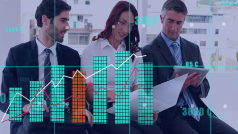 animación del procesamiento de datos financieros sobre diversas personas de negocios en la oficina