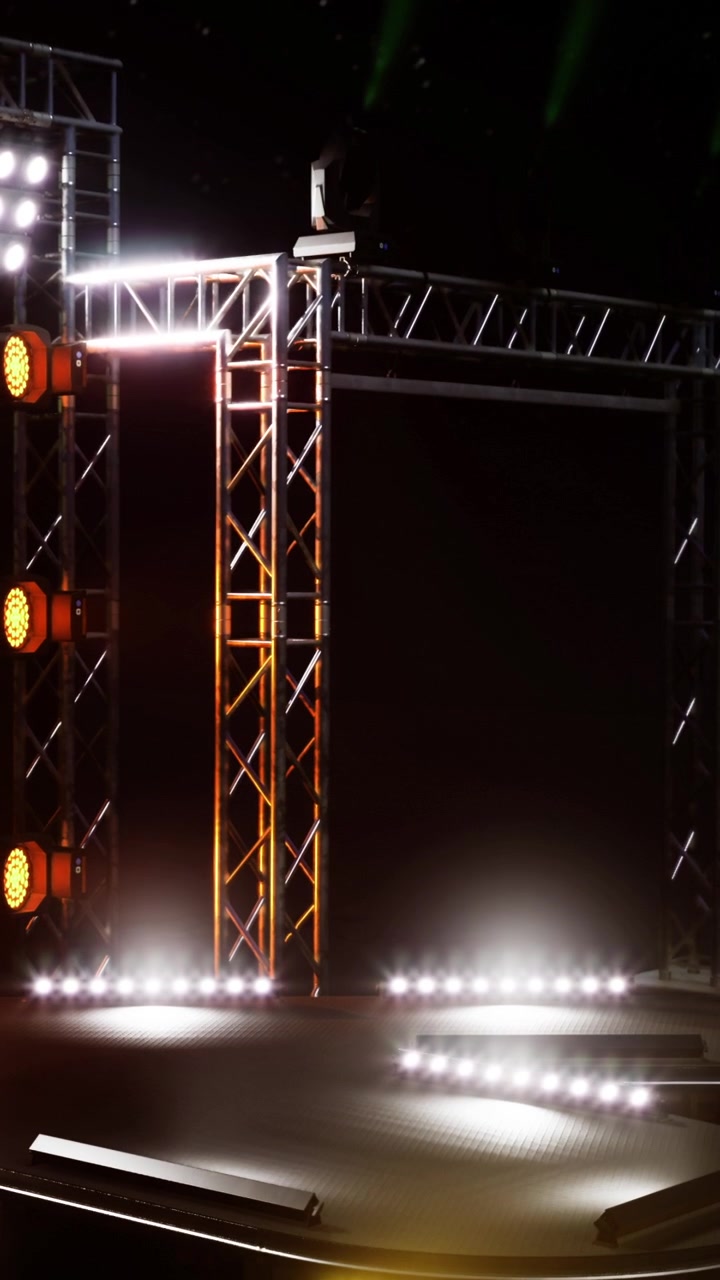 Palco allestito per una performance musicale di notte con luci e attrezzature audio