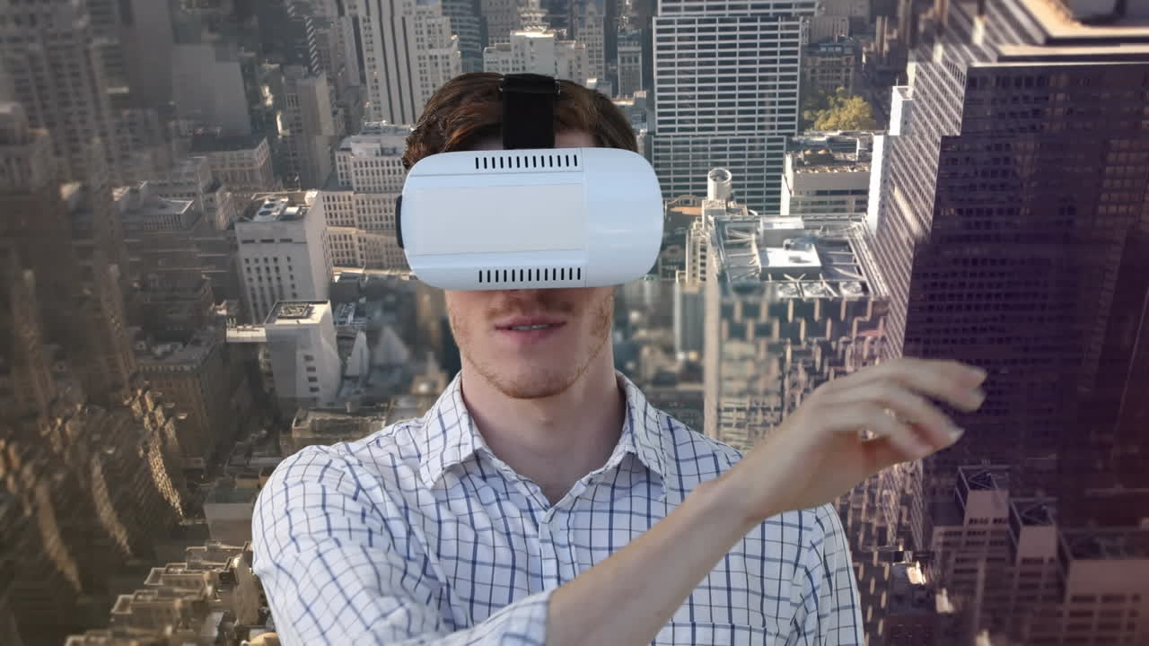 animación de un hombre sonriendo con auriculares vr utilizando una interfaz virtual, sobre edificios modernos de la ciudad