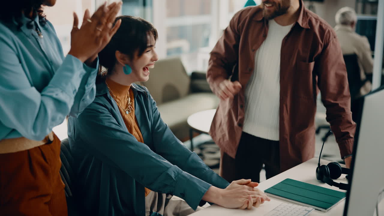 equipo de negocios celebrando el éxito en la oficina
