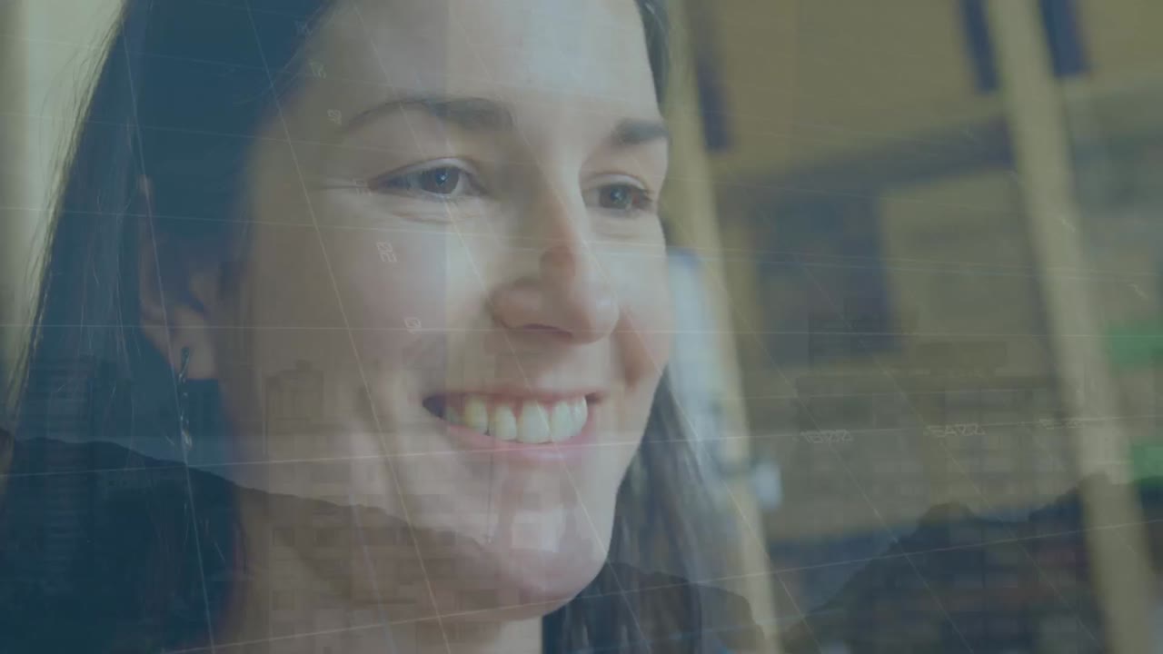 animación de procesamiento de datos sobre mujeres caucásicas que usan teléfonos inteligentes