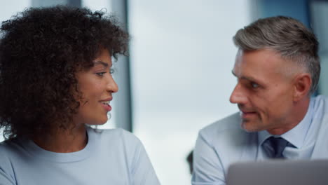 mujer de negocios sonriente y hombre de negocios teniendo una videoconferencia con sus socios