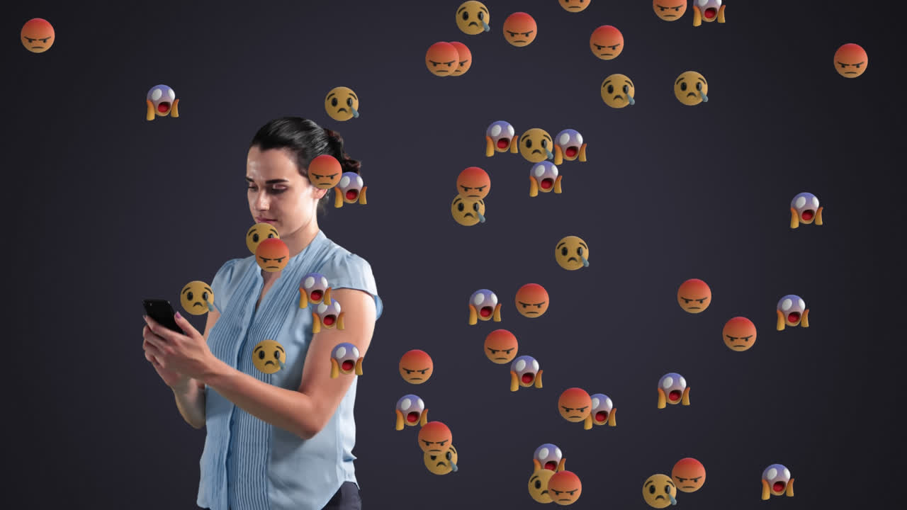 joven mujer caucásica con un montón de antipatías