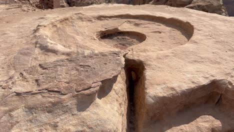 antiguo altar de sacrificio tallado en la piedra con un canal para que la sangre se acumule y fluya desde el lugar alto del sacrificio