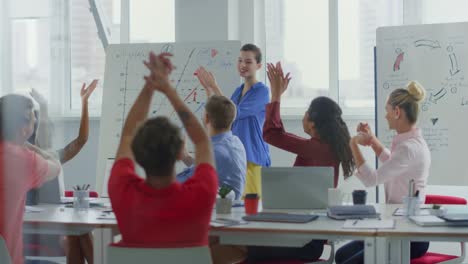 colegas inteligentes aplaudiendo a la mujer de negocios en la oficina moderna