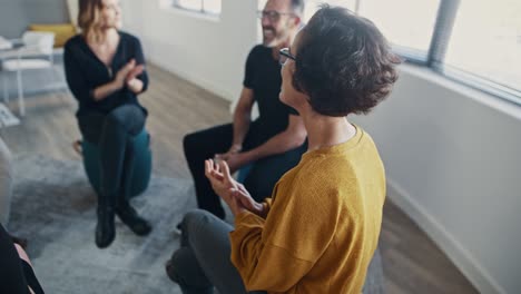 profesionales corporativos en un programa de capacitación de desarrollo personal