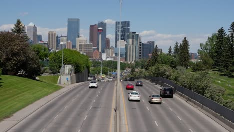 lapso de tiempo de tráfico sobre una carretera muy transitada con el horizonte de la ciudad en el fondo