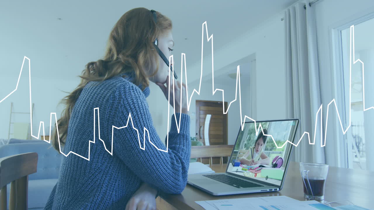 animación del procesamiento de datos contra una mujer caucásica haciendo una videollamada en una computadora portátil