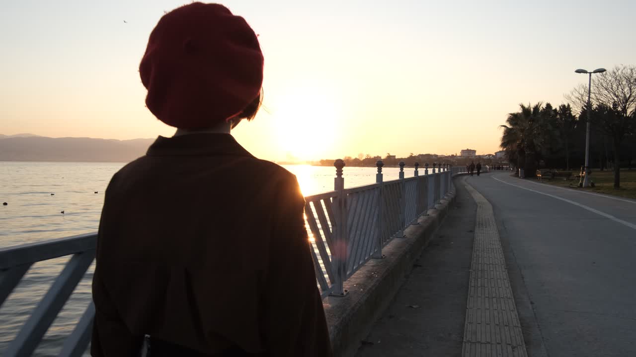 해가 지는 쪽으로 가는 여자