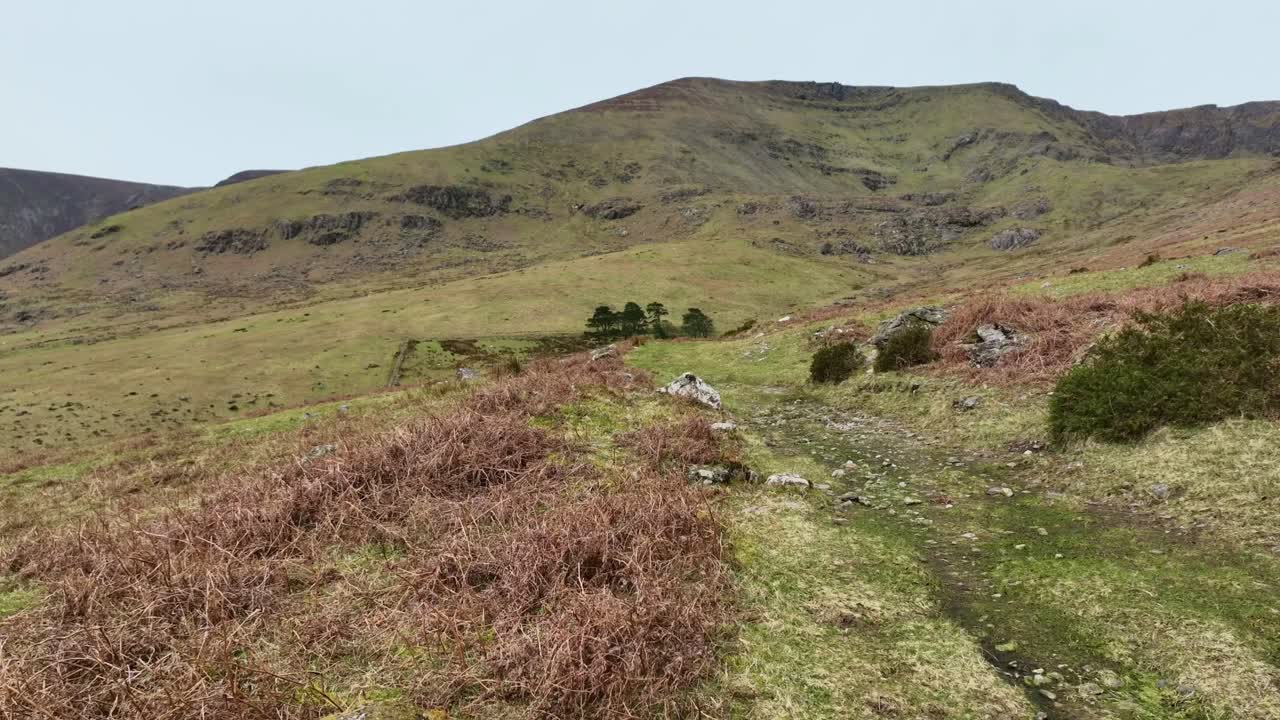 comeragh montañas waterford vuelo de avión no tripulado en el sendero a ned currans abandonado granja en una cálida mañana de primavera