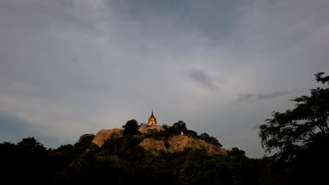 Wat-Phra-Phutthachai-Ist-Ein-Touristenziel-Für-Ausländer-Und-Thailändische-Staatsangehörige,-Die-Nach-Segnungen-Suchen