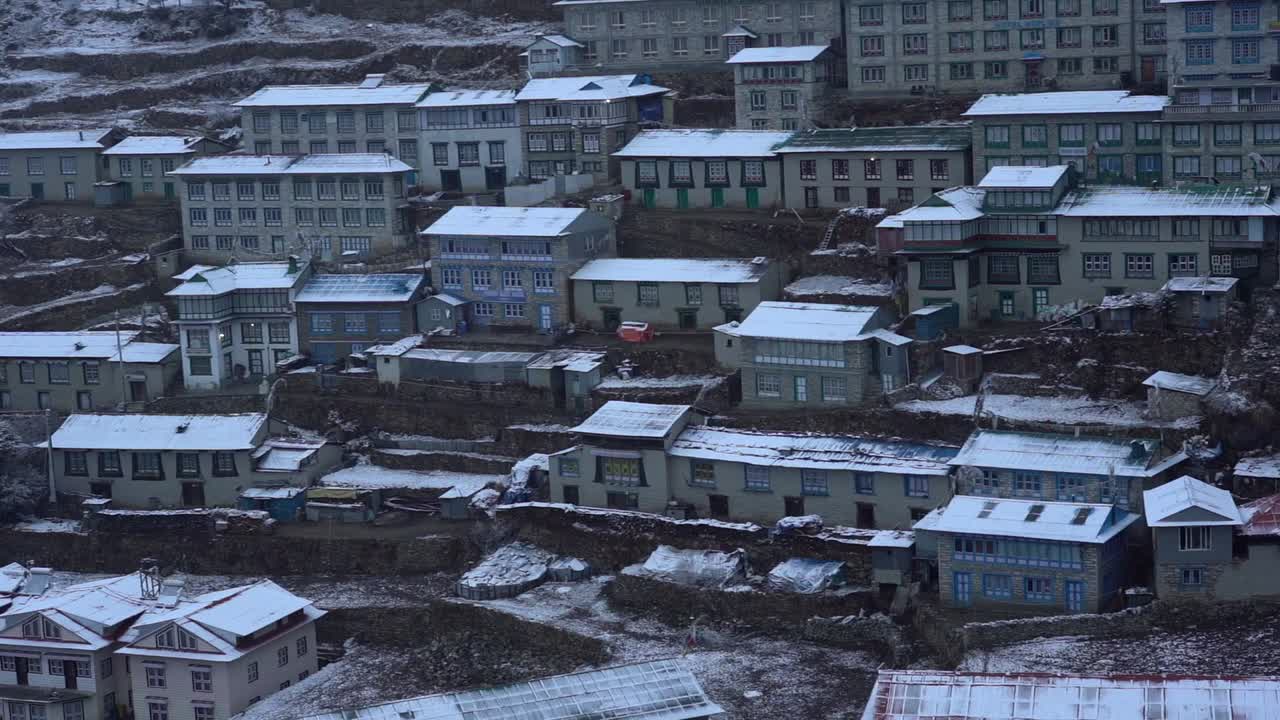 네팔의 히말라야 산맥에 있는 작은 마을 남체 바자르의 패닝 뷰