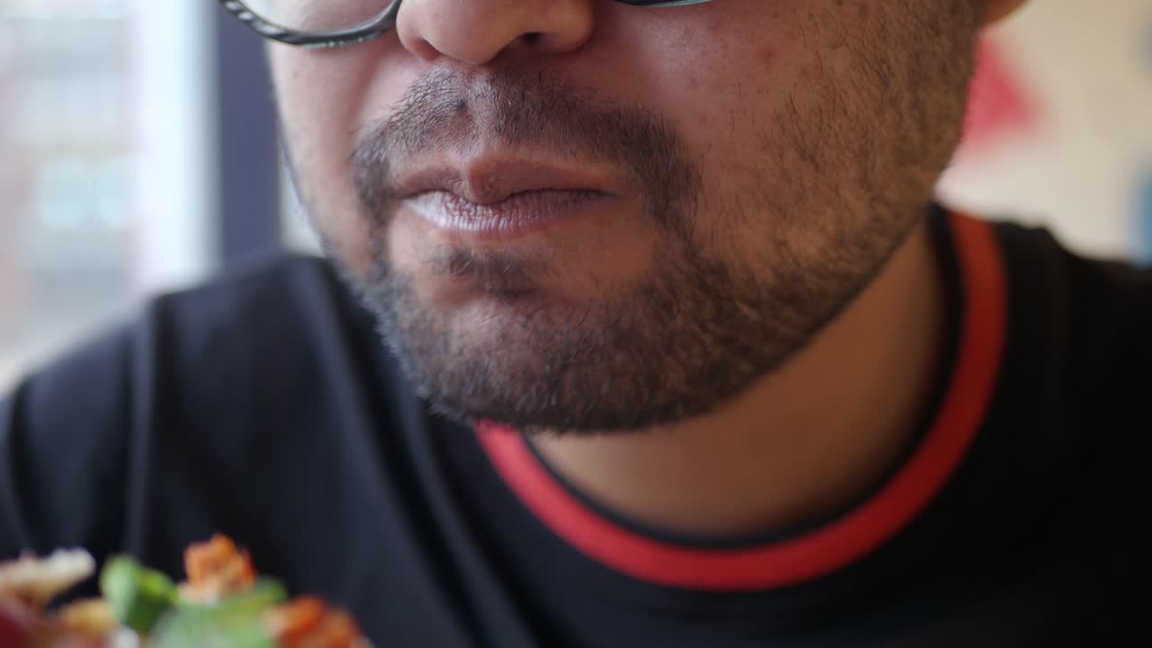 Hombre comiendo pizza.