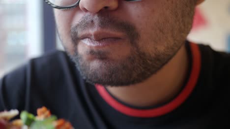 hombre comiendo pizza