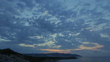 Wunderschöner-Morgendlicher-Zeitraffer-Des-Goldenen-Sonnenaufgangs-über-Der-Bergkette