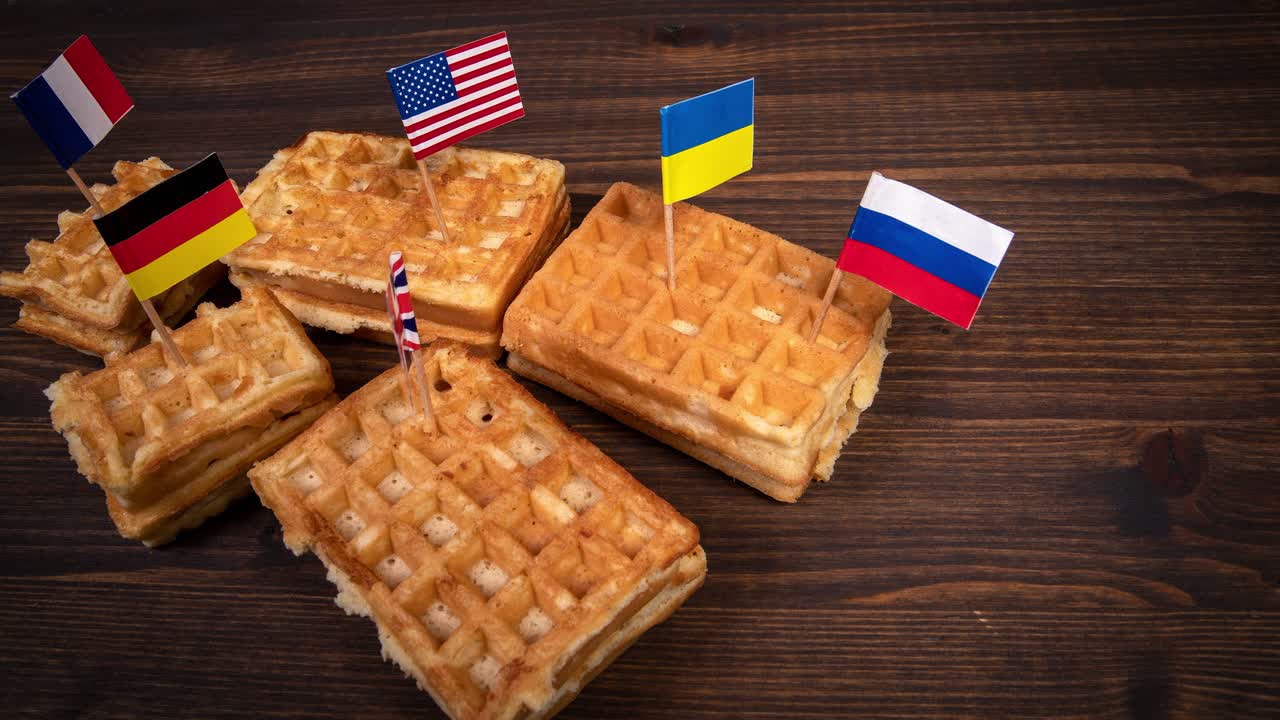 вафли с флагами разных стран - символическое отражение украинского кризиса и усилий россии войти на территорию другой страны.