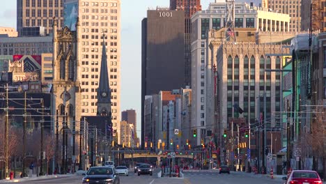 Schöne-Aufnahme-Mit-Blick-Auf-Einen-Breiten-Boulevard-In-Der-Innenstadt-Von-Detroit-Michigan-1