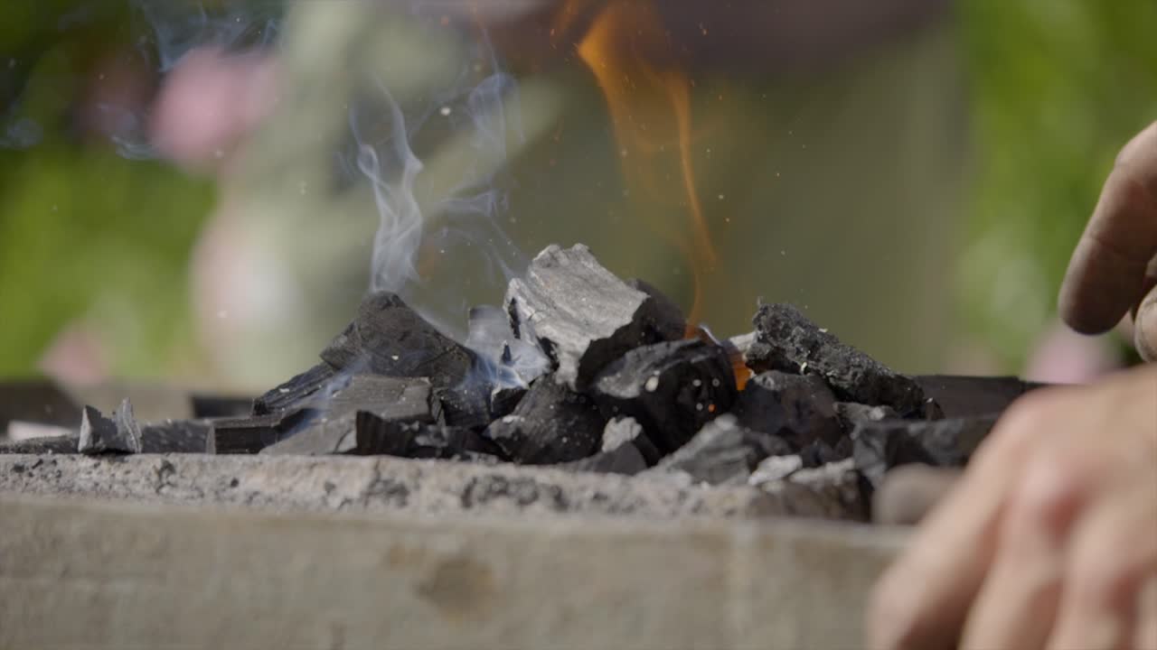 석탄 을 불태우는 직업적 인 도공자 의 느린 동작 촬영