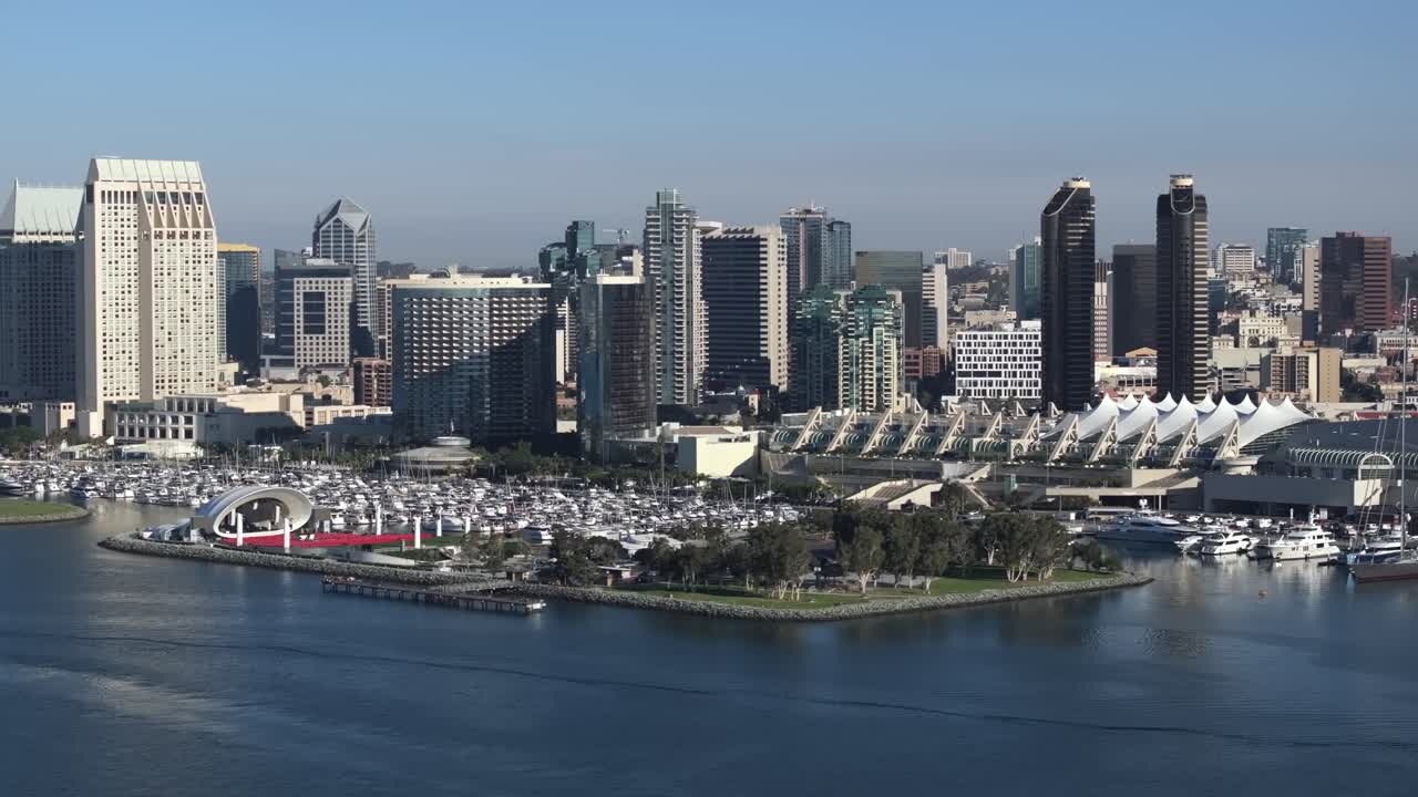 코로나도 만 과 샌디에이고 시내 의 스카이 라인 을 바다 에서 볼 수 있다 - 미끄러지는 공중 사진