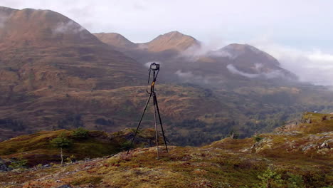 una toma panorámica de una cámara y un trípode instalados en preparación para una sesión de fotos en el desierto montañoso de la isla de kodiak, alaska