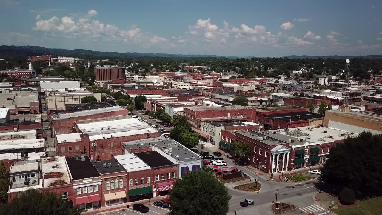 antena volando alto sobre tren dept en kingsport tennessee