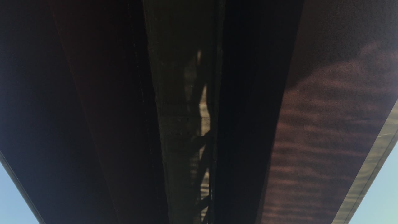 녹슨 강철 발 다리의 바닥에 빛을 반사하는 물