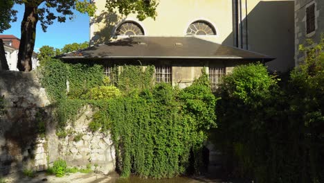 La-Église-Notre-dame-de-liesse,-O-Iglesia-De-Notre-dame-de-liesse,-Es-Una-De-Las-Varias-Iglesias-Hermosas-En-El-Pintoresco-Casco-Antiguo-De-Annecy