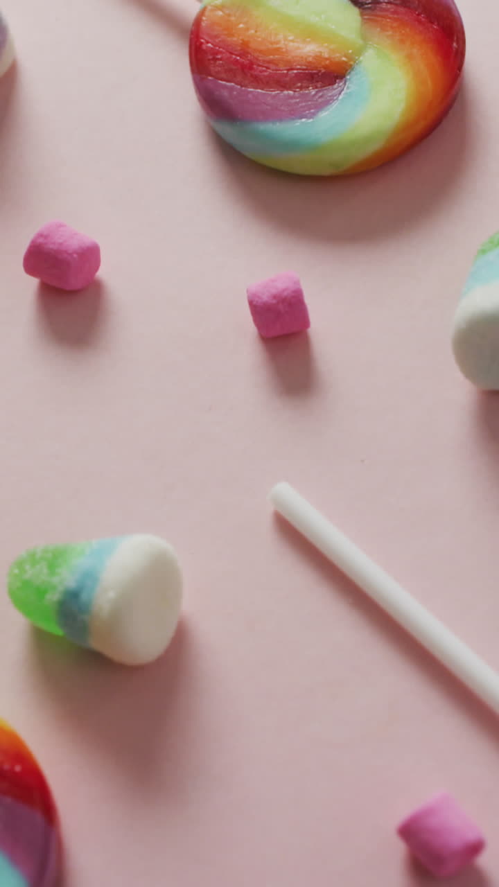video de varios dulces coloridos en fondo rosa