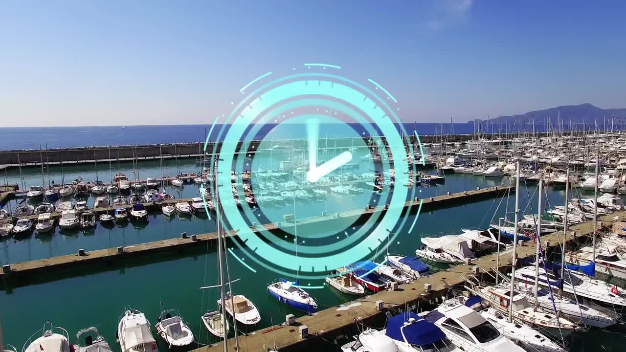 animación de manecillas giratorias en el reloj sobre el cielo azul y barcos de recreo en la marina