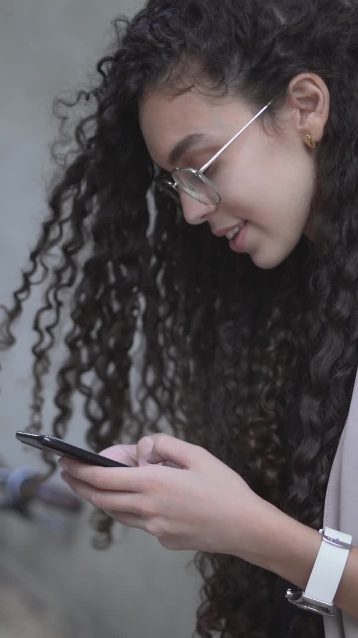 mujer joven usando un teléfono inteligente