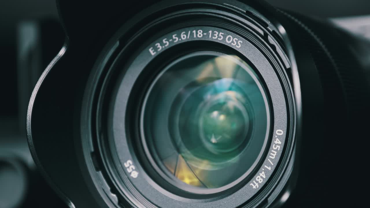 a lente da câmara gira, as luzes refletem-se no vidro, o movimento da câmara robótica