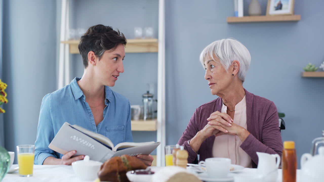 어머니 와 딸 이 함께 아침 식사를 즐기고 있다